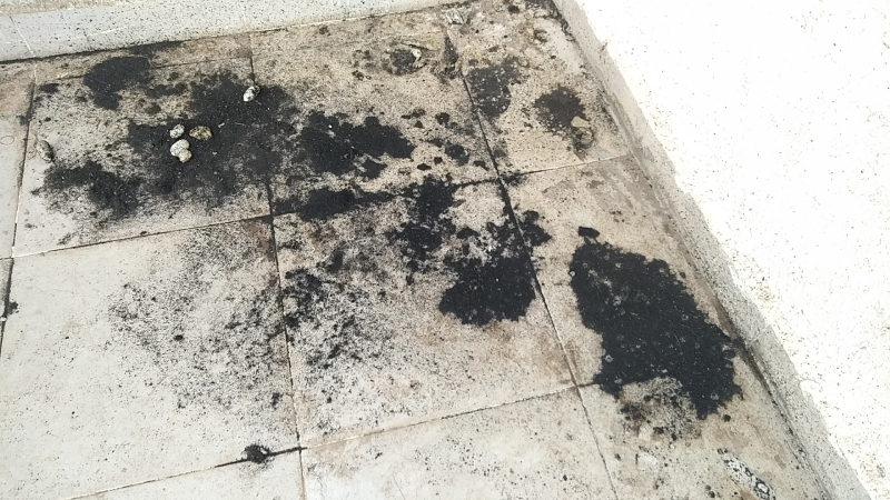 Accumulation de poussi&egrave;re noire sur les toits des habitations de la ville de K&eacute;nitra, au Maroc, juin 2026 &ndash; Association Oxyg&egrave;ne pour la Sant&eacute; et l&rsquo;Environnement au Maroc.
