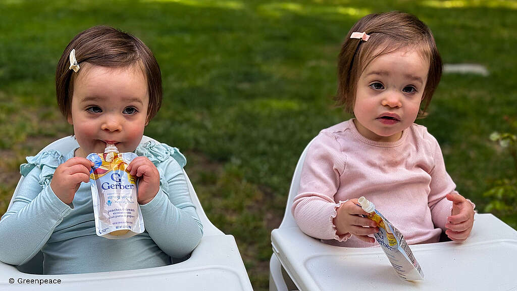 Big food brands are feeding our children plastic pollution with unknown consequences, by selling baby food in flexible plastic packaging. شركات الأغذية الكبرى تُطعِم أطفالنا البلاستيك، بعواقب لا تزال غير معروفة، من خلال بيع أغذية الأطفال في عبوات بلاستيكية مرنة.