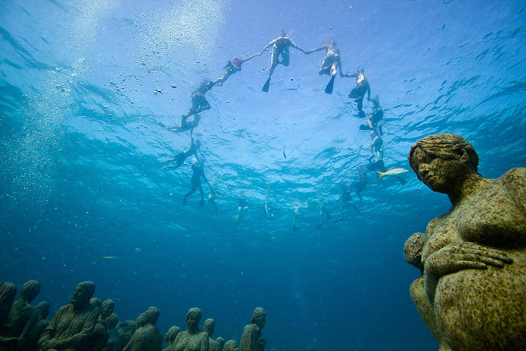 Dive at Underwater Art Installation at COP16. © Jason deCaires Taylor Dive at Underwater Art Installation at COP16. © Jason deCaires Taylor