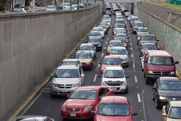 Tráfico en las grandes ciudades de México contamina el aire