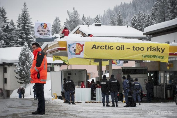 Activistas de Greenpeace cierran una gasolinera de Shell en Davos para denunciar el peligro de la perforación en el Ártico y exigir su protección.