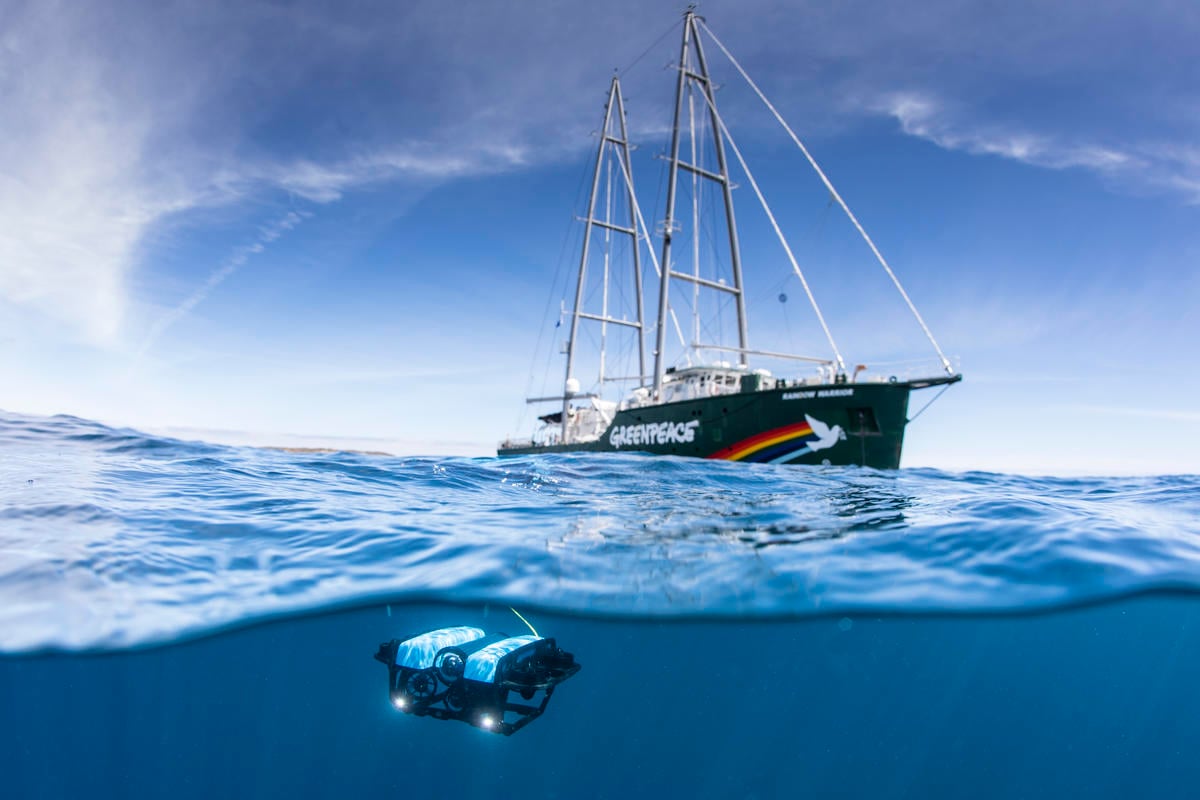 ROV and the Rainbow Warrior in the Great Australian Bight. © Richard Robinson / Greenpeace