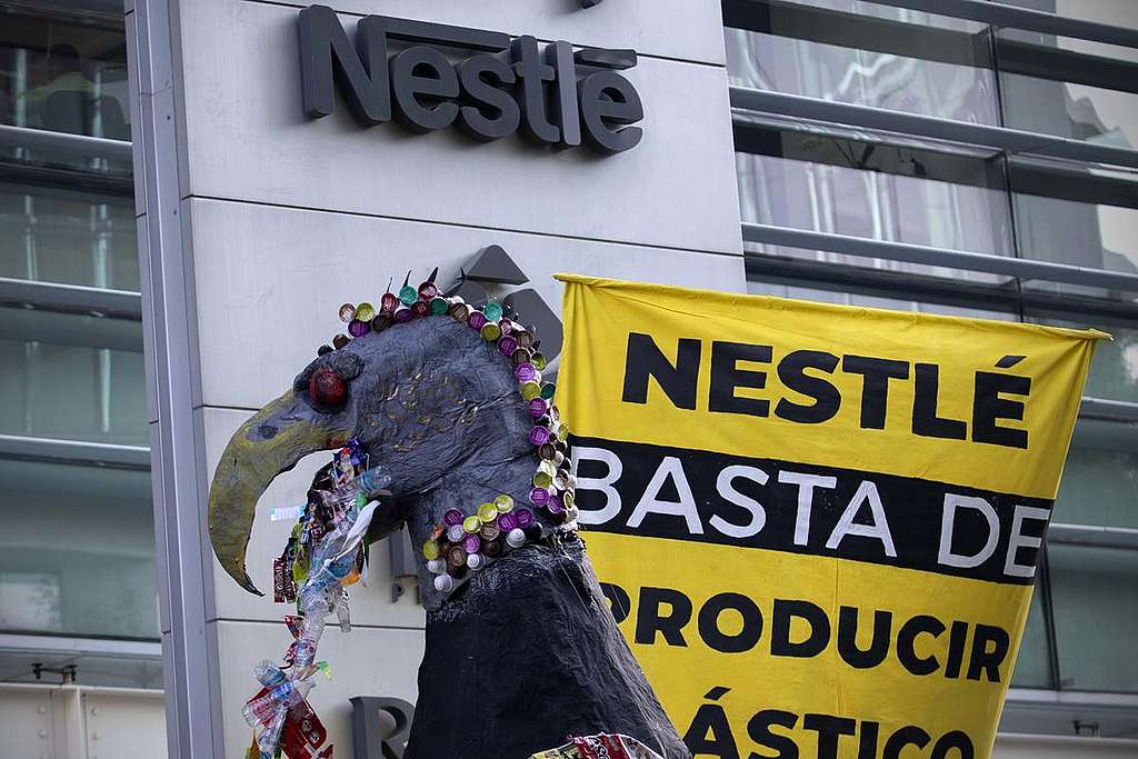 Activists return plastic trash to Nestlé corporate at Mexico. © Greenpeace / Alejandro Pai
