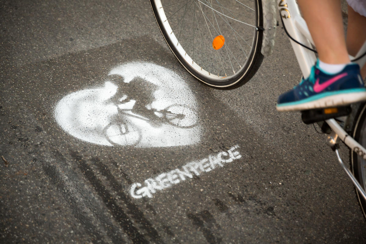 Human Chain Action for Safe Bike Lanes in Berlin. © Gordon Welters / Greenpeace