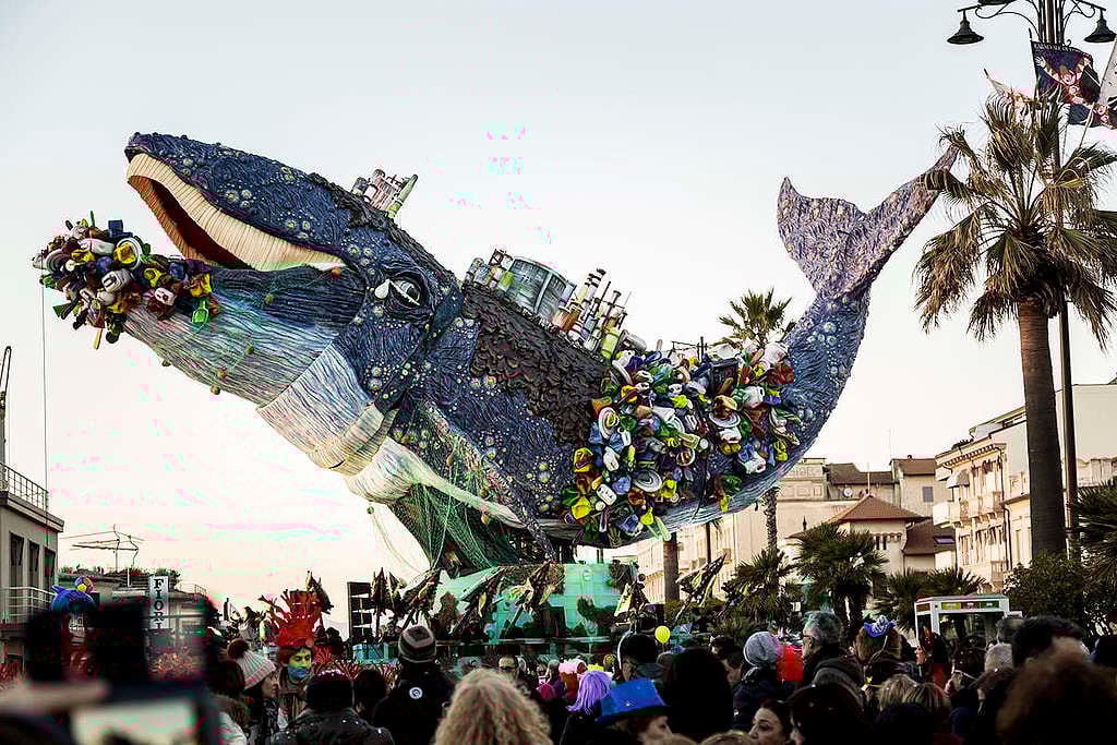 Ballena gigante ahogándose con plásticos en el carnaval de Italia© Francesco Alesi / Greenpeace