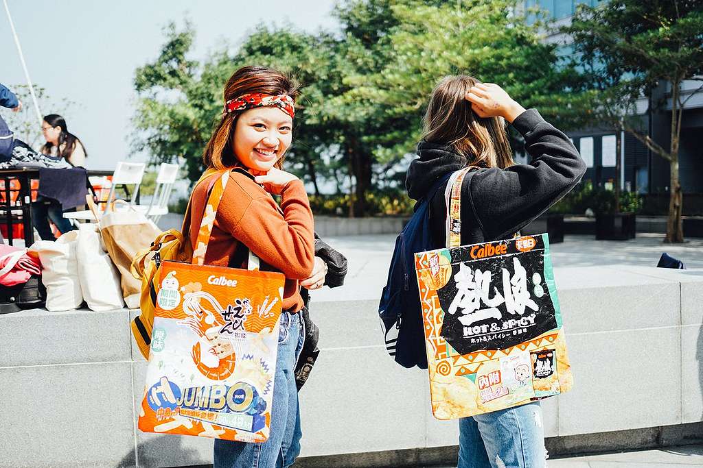 Make Something Week en Hong Kong con taller de bolsas recicladas. © Patrick Cho / Greenpeace