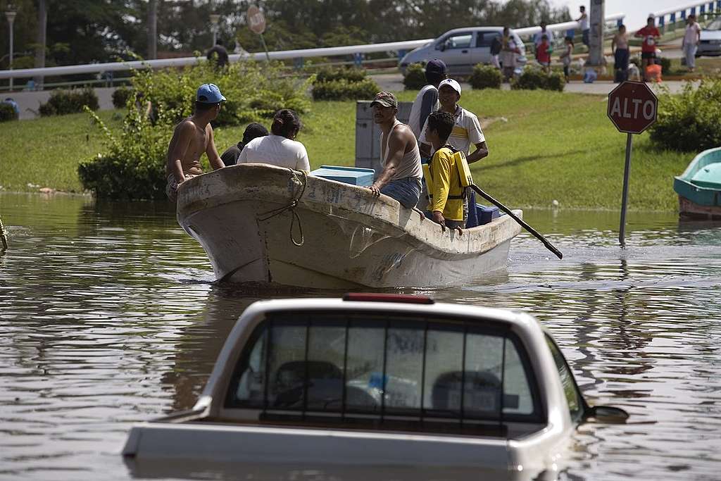 Flood Victims in Mexico. © Greenpeace / Gustavo Graf