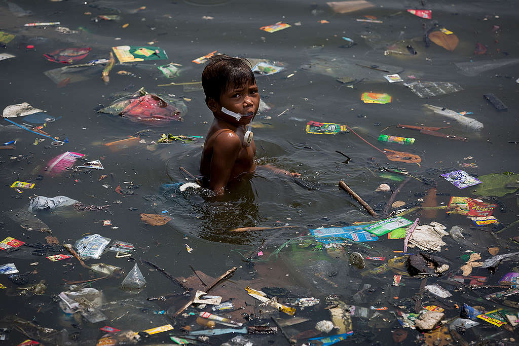 Lago contaminado con basura plástica © Daniel Müller / Greenpeace