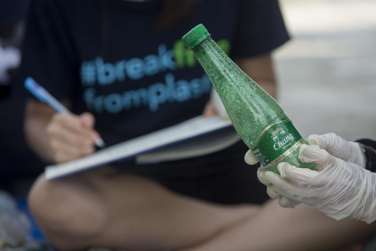 Plastics Brand Audit at Wonnapa Beach in Chonburi. © Chanklang  Kanthong / Greenpeace