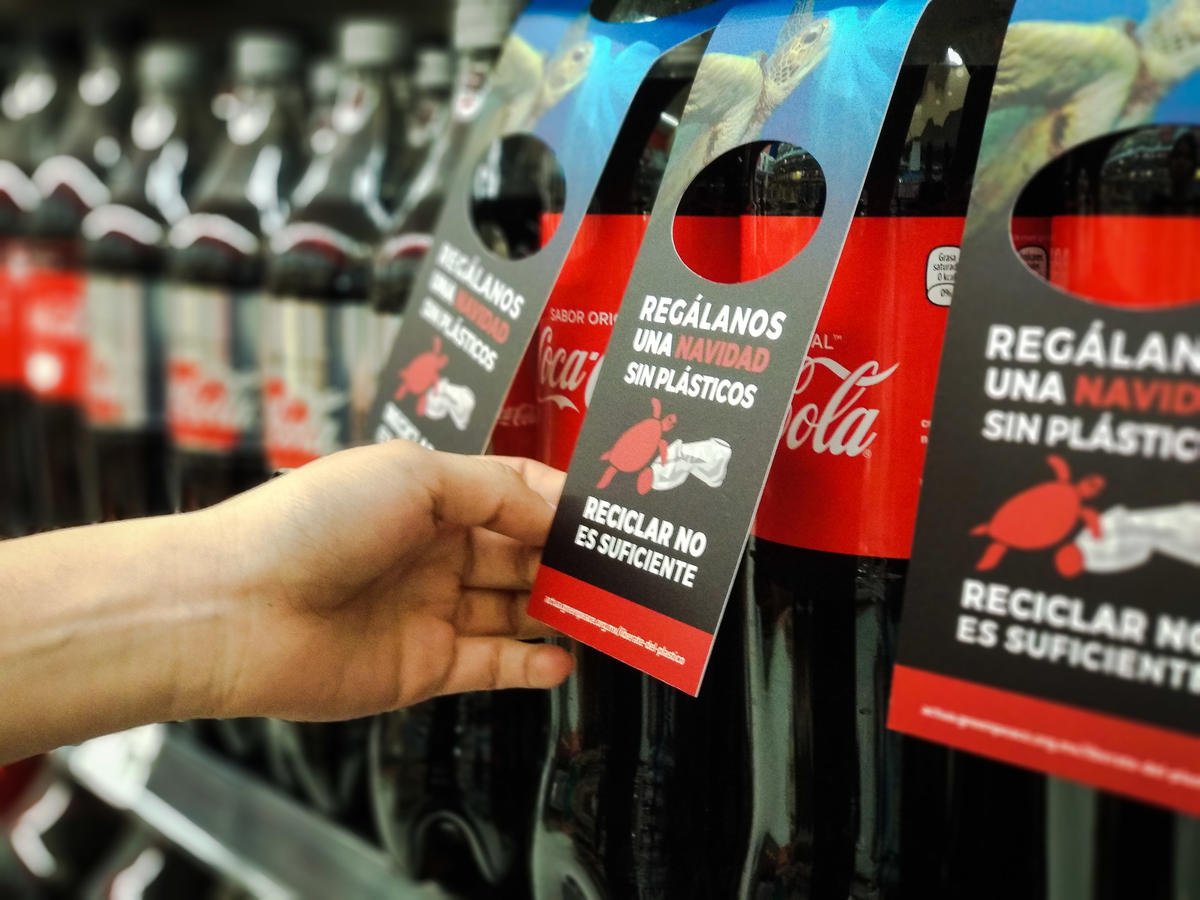 Pregúntate antes de comprar, ¿qué tan necesario es esto? Reduce tu consumo y desechos en estas fiestas decembrinas. © Greenpeace.