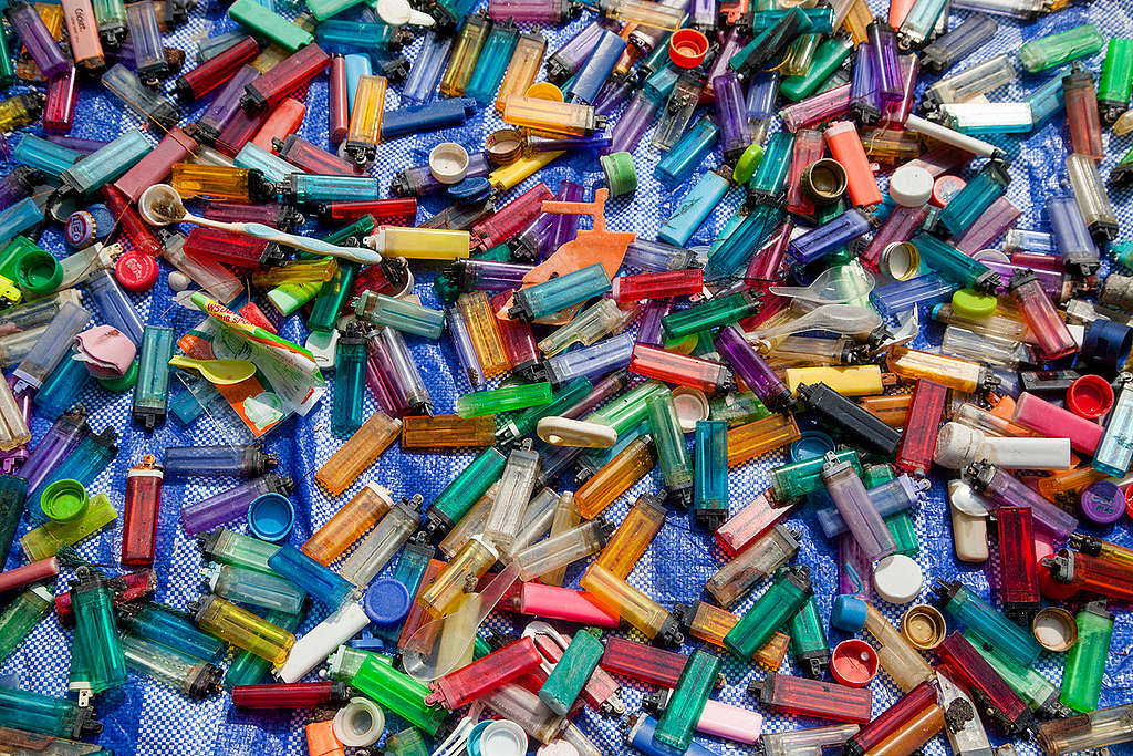 Encendedores encontrados por voluntarios en limpieza de playas global © Chanklang Kanthong / Greenpeace