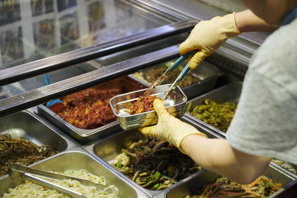 Plastic-Free Shopping Practices in Mangwon market, Seoul. © Jung-geun Park / Greenpeace
