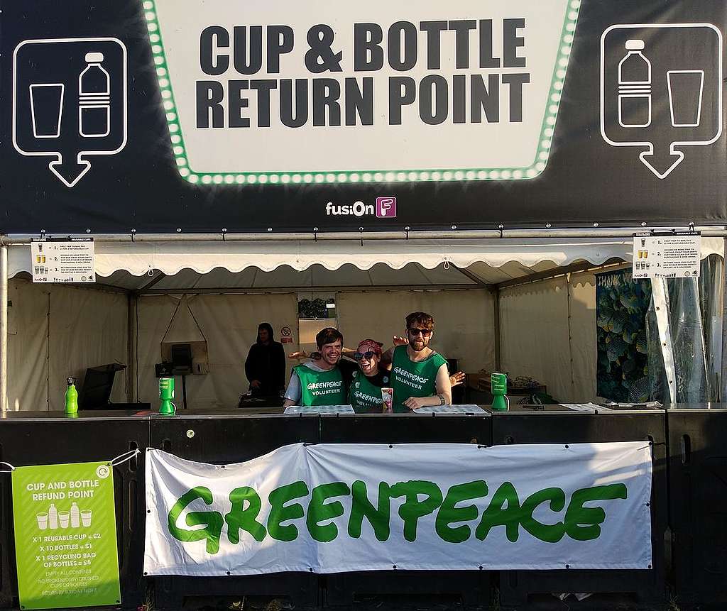 Voluntarios en UK haciendo campaña contra los plásticos desechables © Greenpeace