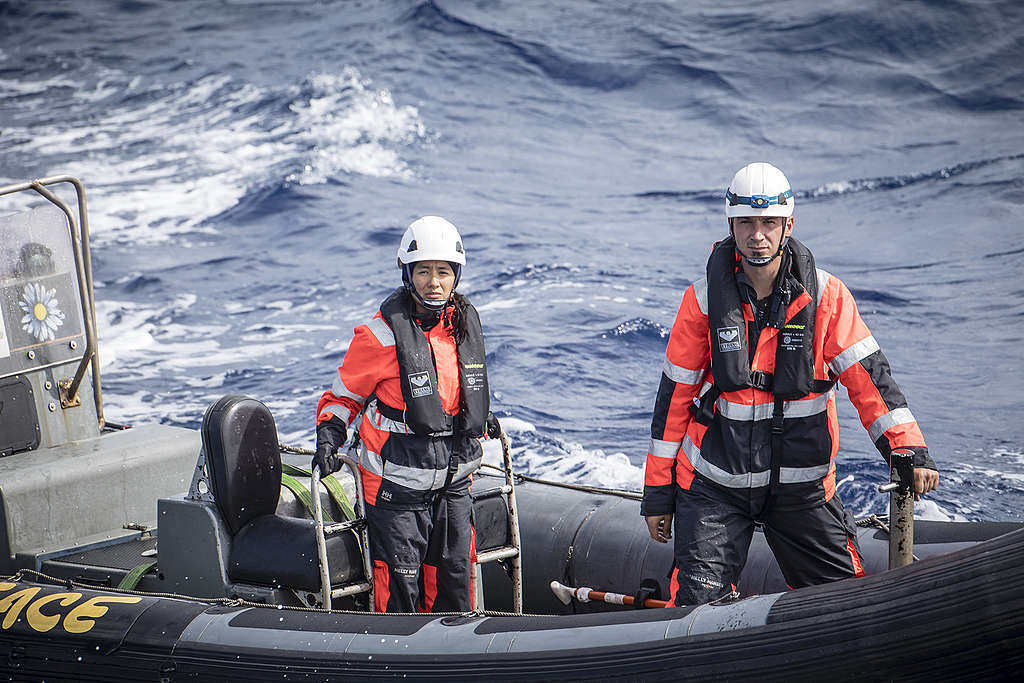 Botes del barco Esperanza investigando la sobrepesca de tiburones en el Norte del Océano Atlántico