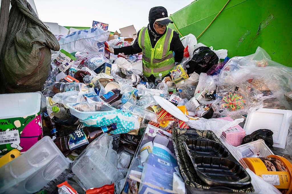 Trabajadores recolectando basura © Soojung Do / Greenpeace