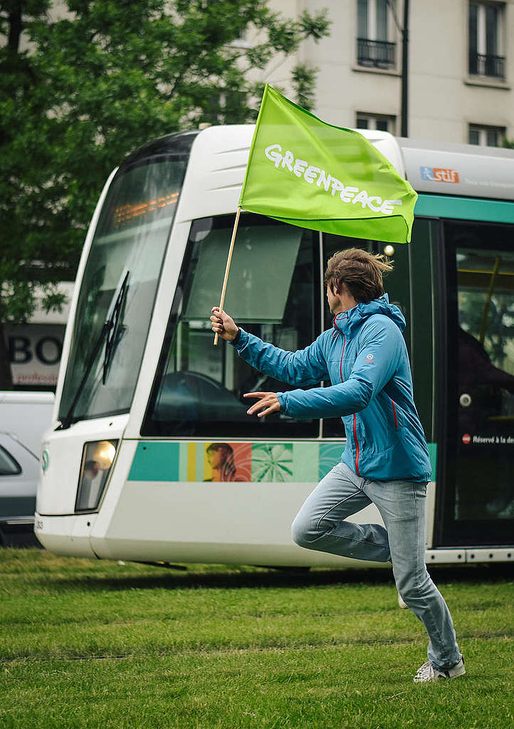 Actividad para promover aire limpio en Paris © Lucas Barioulet / Greenpeace