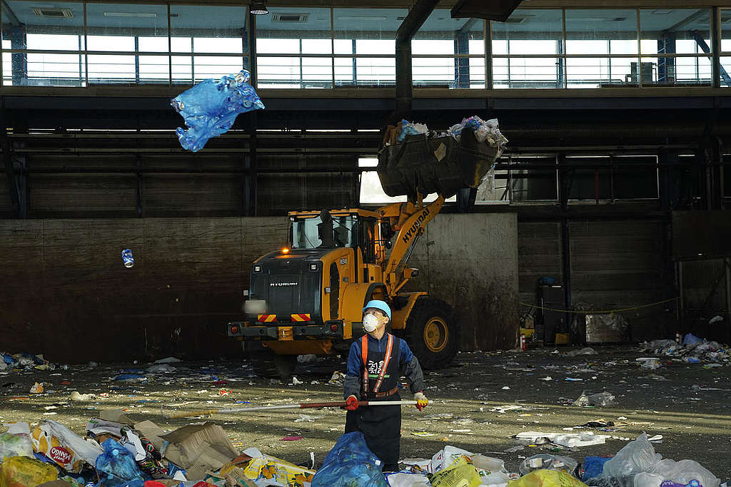 Trabajadores en centro de reciclaje © Seungchan Lee / Greenpeace