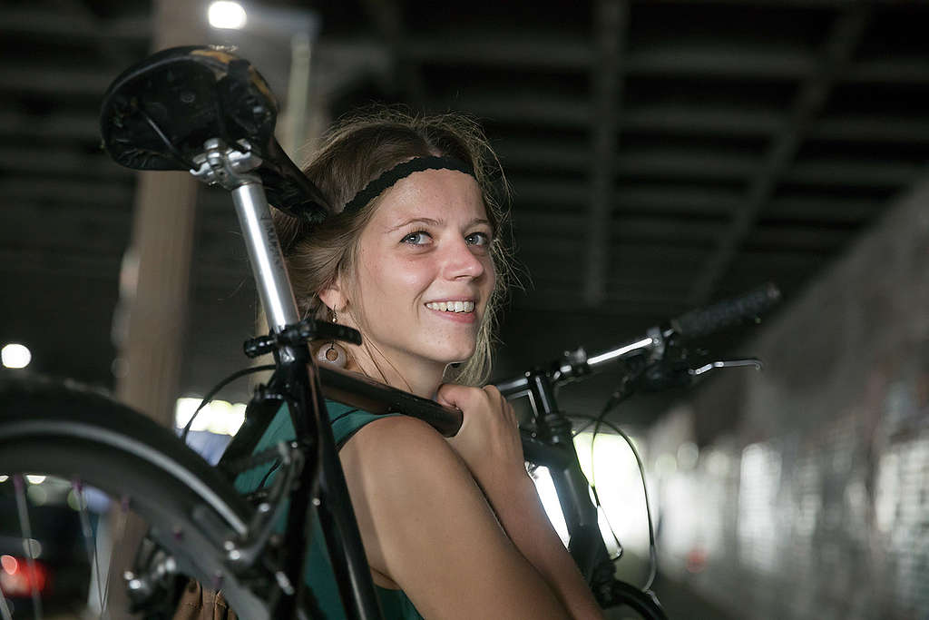 Mujer en bicicleta © Gordon Welters / Greenpeace