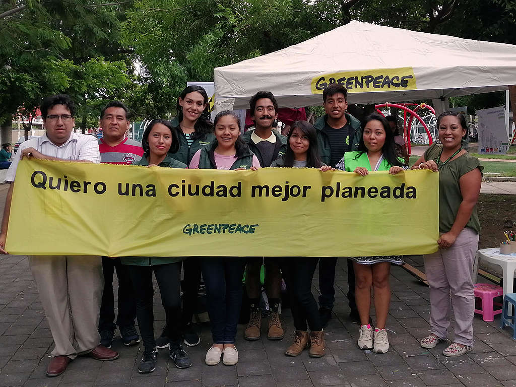 Fotografía de un grupo de voluntarios y voluntarias de Greenpeace México sosteniendo el mensaje "Quiero una ciudad mejor planeada".