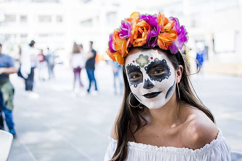 Retrata de una mujer maquillada como catrina.