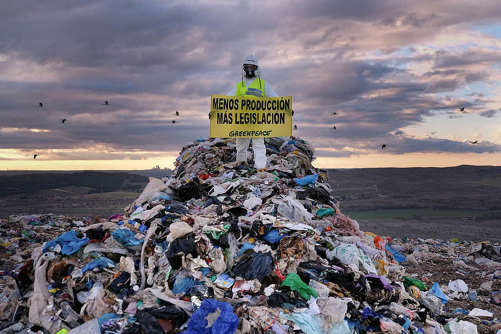 Access Blockade Action at Valdemingómez Landfill in Madrid. © Pedro Armestre / Greenpeace