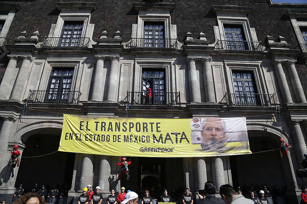 El transporte en el Estado de México mata. Manta de Greenpeace en el Palacio de Gobierno del Estado.
