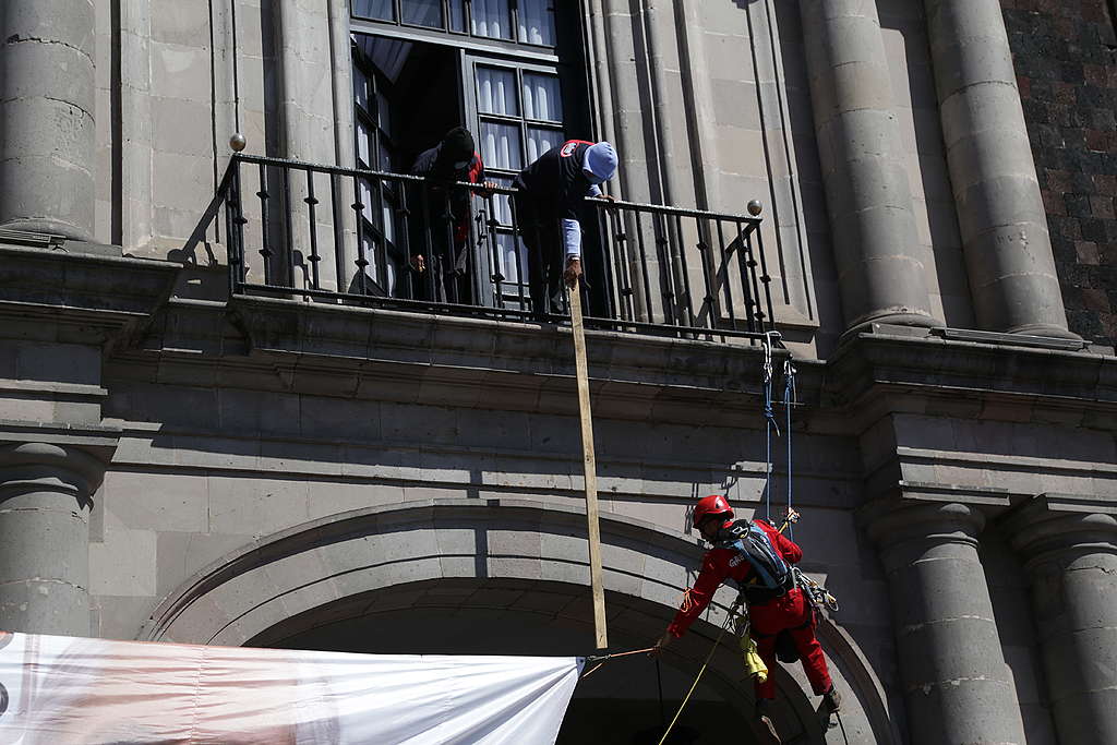 Personal del Palacio de Gobierno intentaron cortar la manta en repetidas ocasiones.
