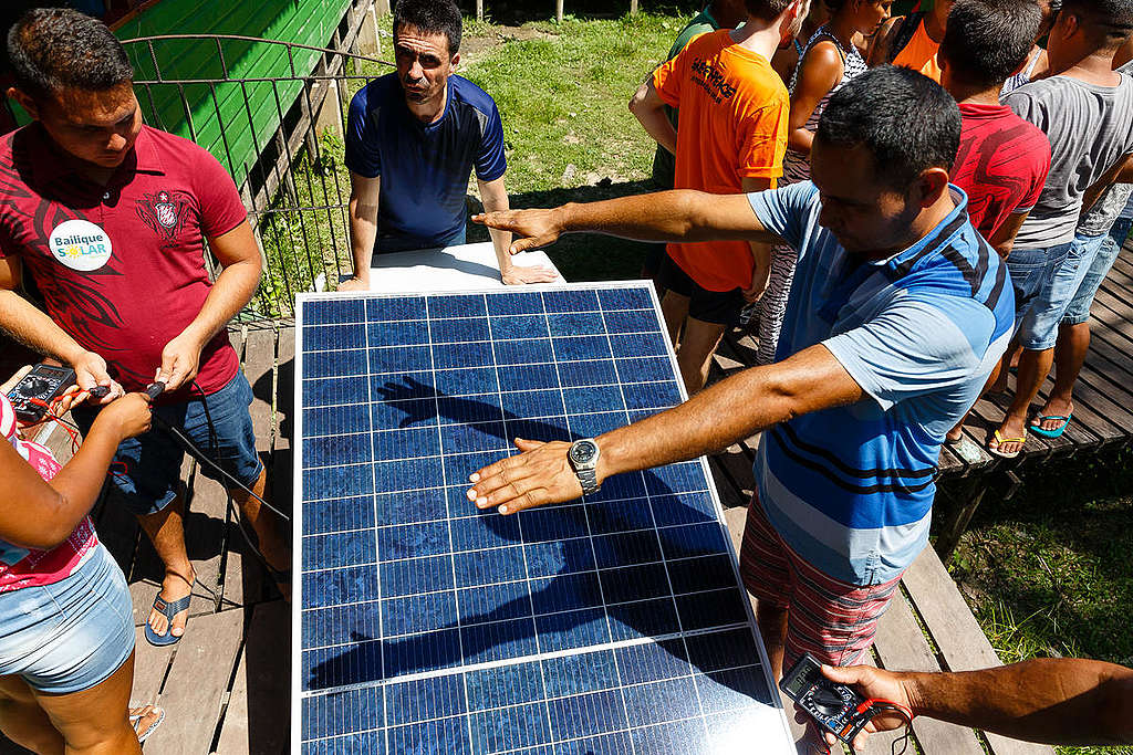 Workshop about Solar Energy in Bailique - Amapá, Brazil. © Diego Baravelli / Greenpeace