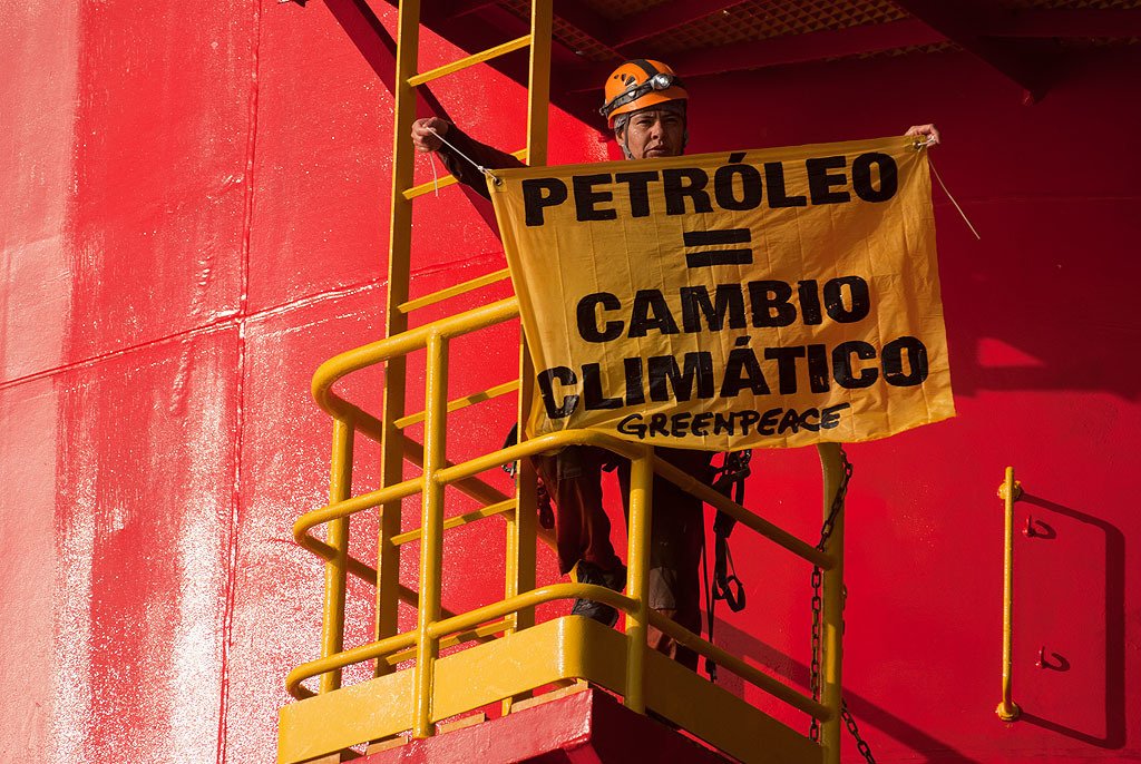 Activistas de Greenpeace para protestar contra el petróleo desde la plataforma Centenario. México 2010. Activistas de Greenpeace para protestar contra el petróleo desde la plataforma Centenario. México 2010. © Prometeo Lucero / Greenpeace