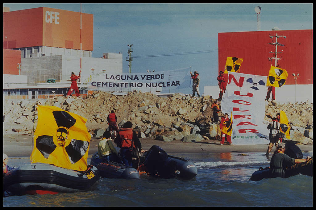 Acción de Greenpeace contra la energía nuclear en Laguna Verde. México, 1996. © Greenpeace /  Pasqual