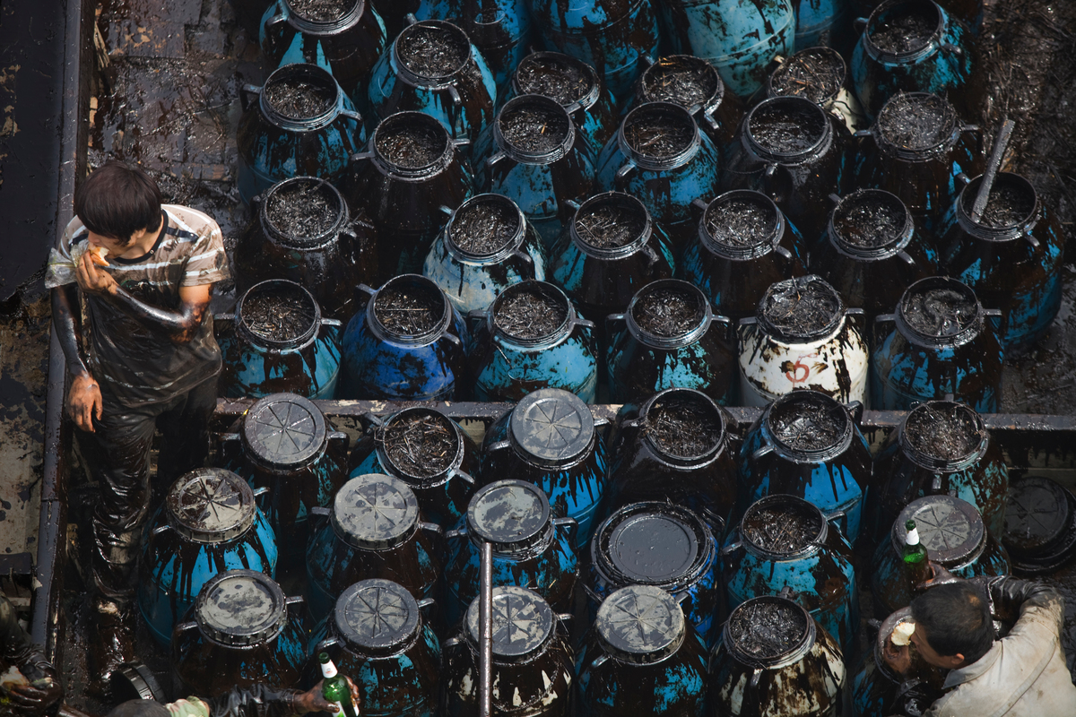 Clean-up of Oil Spill in Dalian. © Lu Guang / Greenpeace