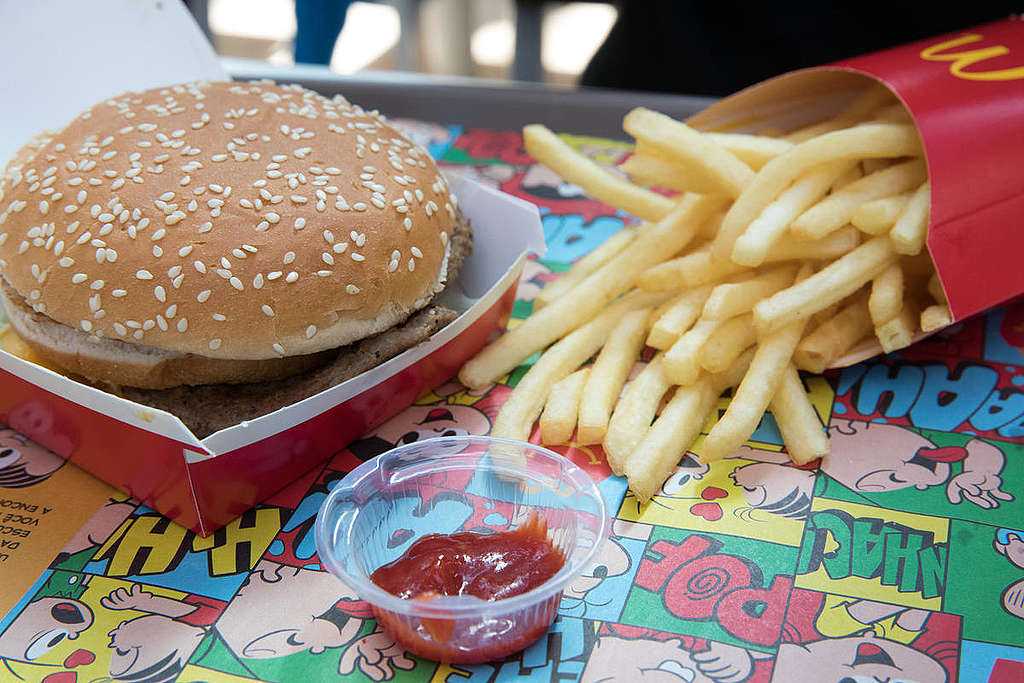 Fast food at McDonald's in São Paulo, Brazil. © Barbara Veiga / Greenpeace © Barbara Veiga / Greenpeace