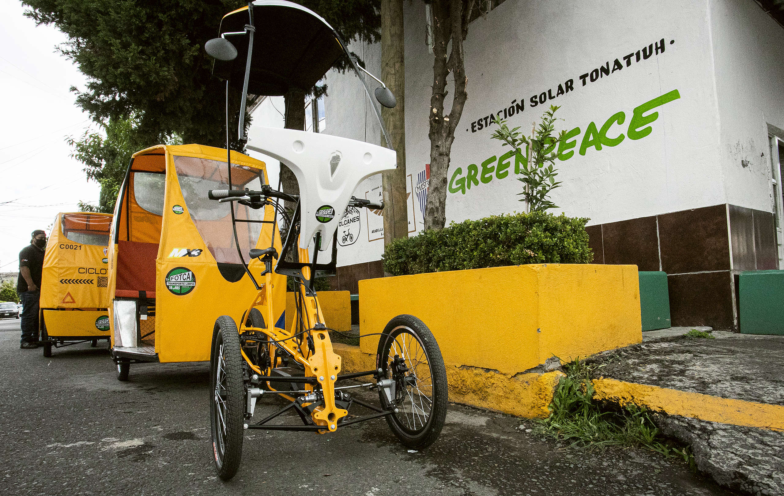 Bicitaxi eléctrico MX3 y Estación Solar Toatiuh