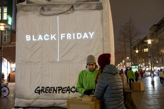Activistas de Greenpeace proyectando un corto animado “Black Friday - A Black Day For The Environment”