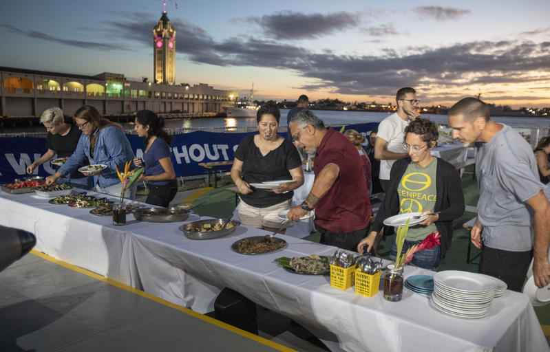 Personas cenando en el barco de Greenpeace, Arctic Sunrise en el marco de la campaña de la granja a tu mesa.