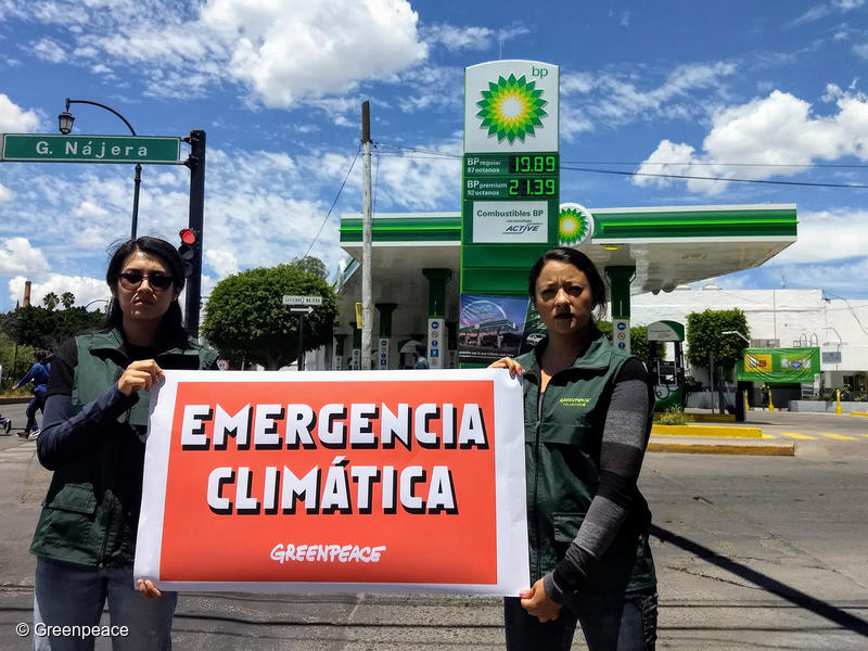 Fotos de voluntarios de Greenpeace México, junto en una gasolinera de BP sosteniendo un cartel que dice: Emergencia climática. 