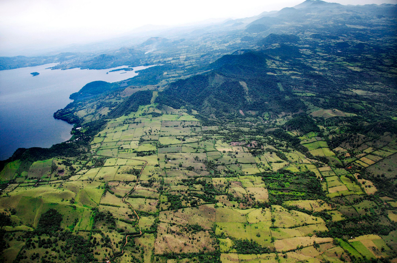 Vista áerea de bosque deforestado cerca del lago de Catemaco, Veracruz, México