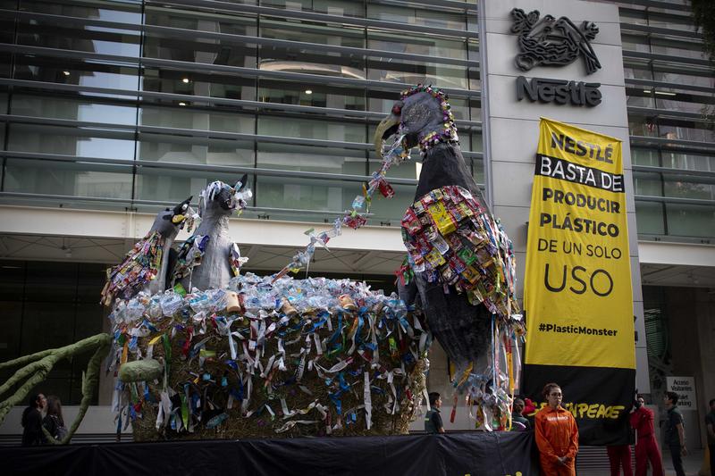 Activisitas de Greenpeace frente a la sede de Nestlé México con un banner que dice: “Nestlé basta de producir plástico de un solo uso”