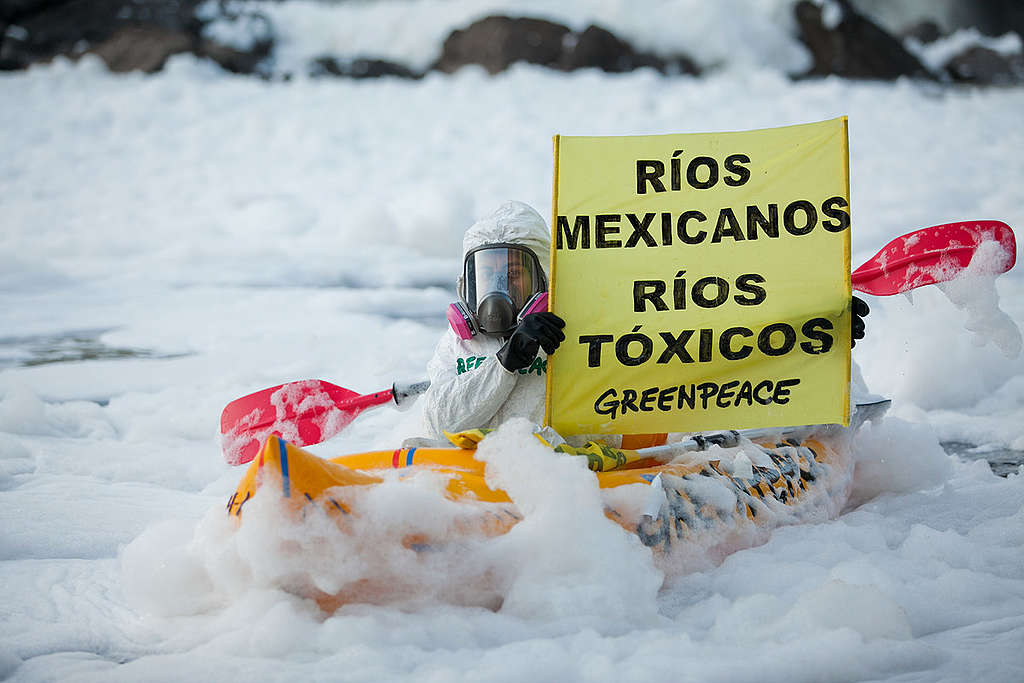 World Water Day Action in Mexico. © Ivan Castaneira / Greenpeace World Water Day Action in Mexico. © Ivan Castaneira / Greenpeace