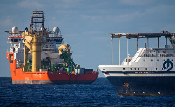 El Rainbow Warrior está en el Pacífico para dar testimonio de la industria minera de aguas profundas.