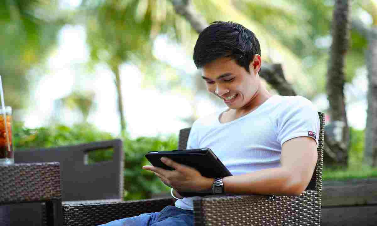 Persona mirando una tablet