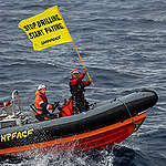 Activistas de Greenpeace abordan y ocupan una plataforma de Shell en altamar que se dirige a un pozo petrolero