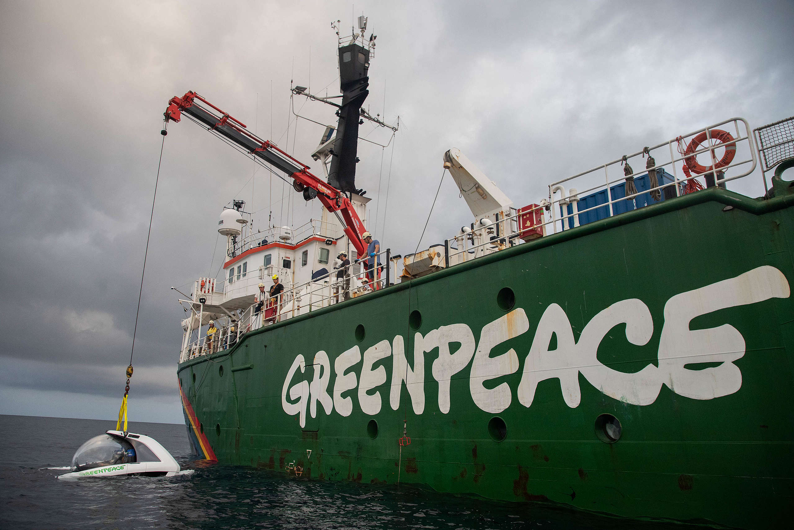 Arctic Sunrise y sumergible Nemo realizando investigación científica en el el Golfo de México.