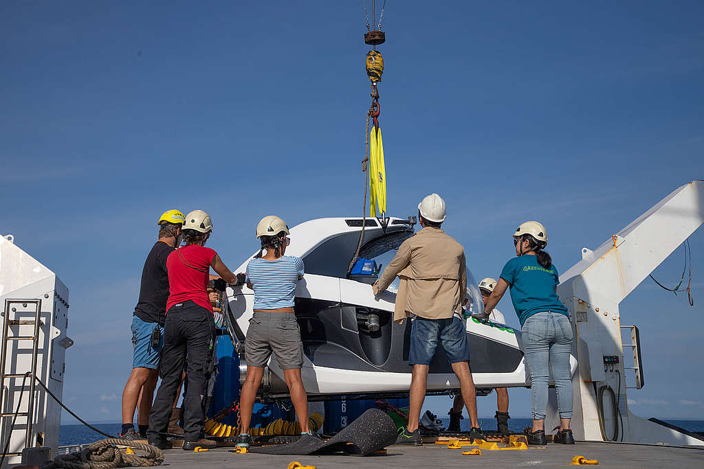 Actividades coordinadas de la tripulación para que el sumergible NEMO pueda entrar al agua. 