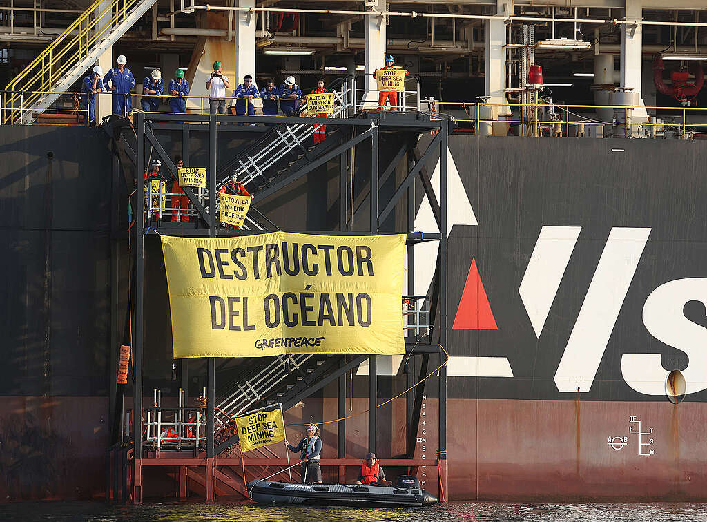 Activistas de Greenpeace México despliegan una manta en el Hidden Gem con el mensaje "Destructor de los océanos". Activistas de Greenpeace México despliegan una manta en el Hidden Gem con el mensaje "Destructor de los océanos".