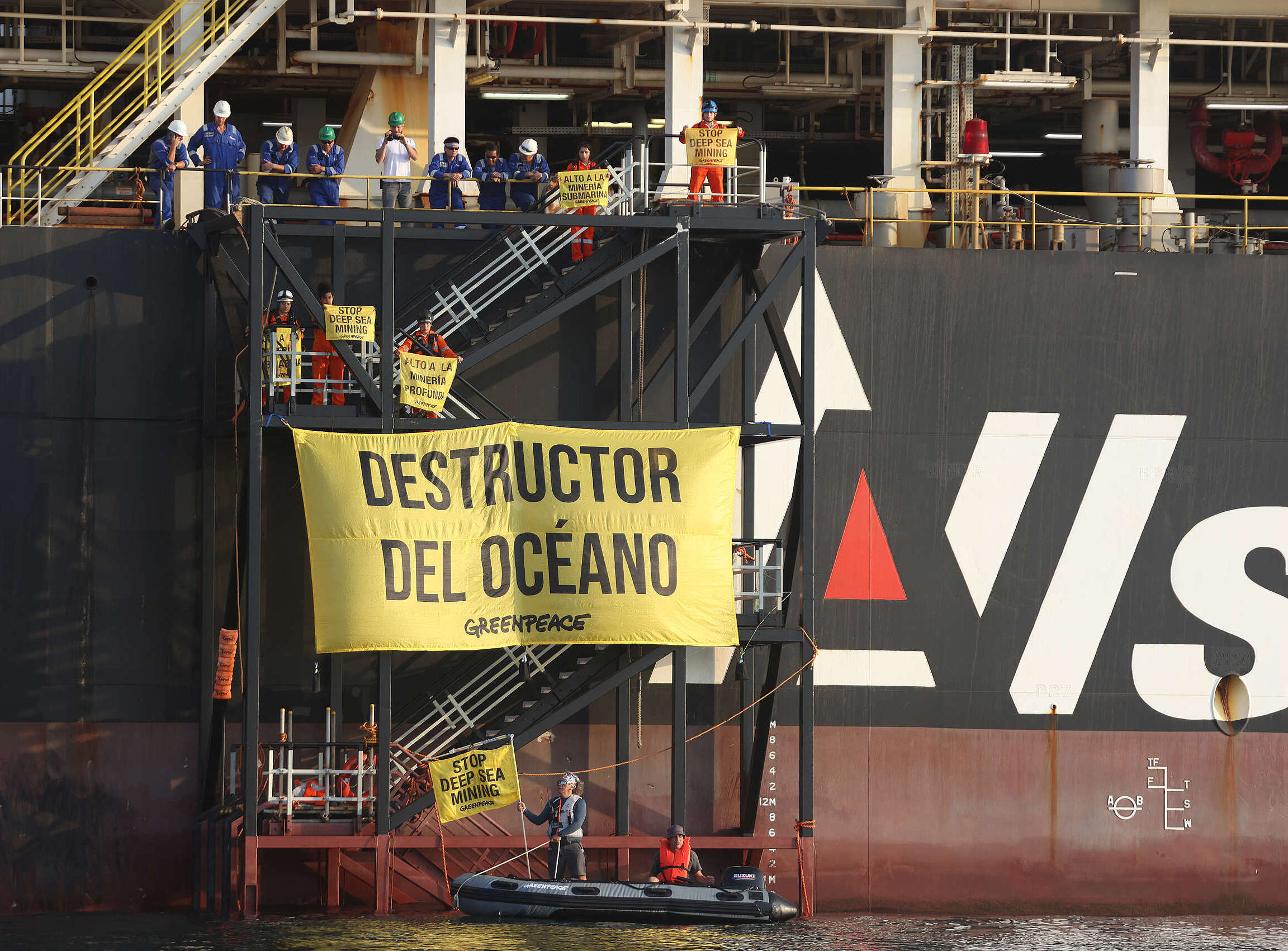 Greenpeace sube al barco minero Hidden Gem para señalar públicamente que es un “destructor de los océanos”