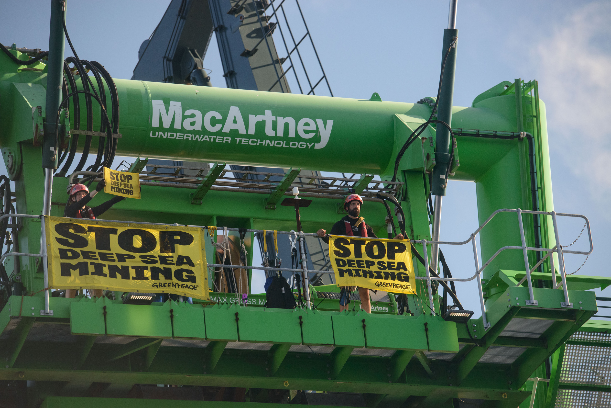 The Metals Company amenaza a Greenpeace con una orden judicial pero las activistas continúan protestando y escalan su buque en el Pacífico