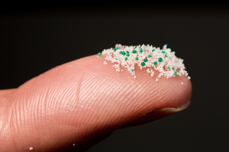 Fotografía de estudio de varios productos de plástico, incluidas microperlas en productos cosméticos de Alemania.