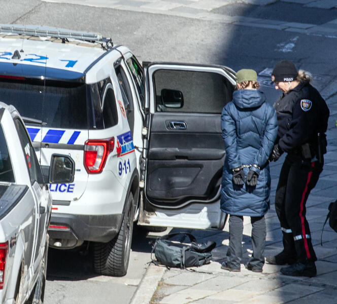 Un activista de Greenpeace Canadá es conducido a un vehículo policial que le espera tras ser detenido en el tejado de la fábrica Global Plastics. © Greenpeace