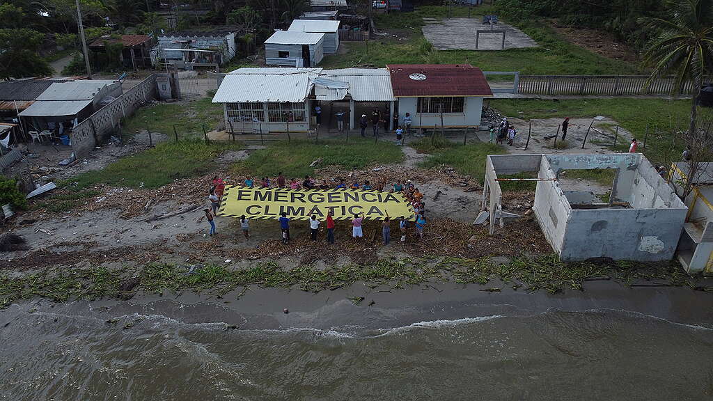 Una comunidad exhibe la pancarta «Emergencia climática» en México Desde hace aproximadamente 5 años, la comunidad de El Bosque, en Tabasco, vive en primera persona las consecuencias del cambio climático. Su hogar está siendo engullido por el océano y las inundaciones provocadas por las fuertes lluvias.Una comunidad exhibe la pancarta «Emergencia climática» en México Desde hace aproximadamente 5 años, la comunidad de El Bosque, en Tabasco, vive en primera persona las consecuencias del cambio climático. Su hogar está siendo engullido por el océano y las inundaciones provocadas por las fuertes lluvias.